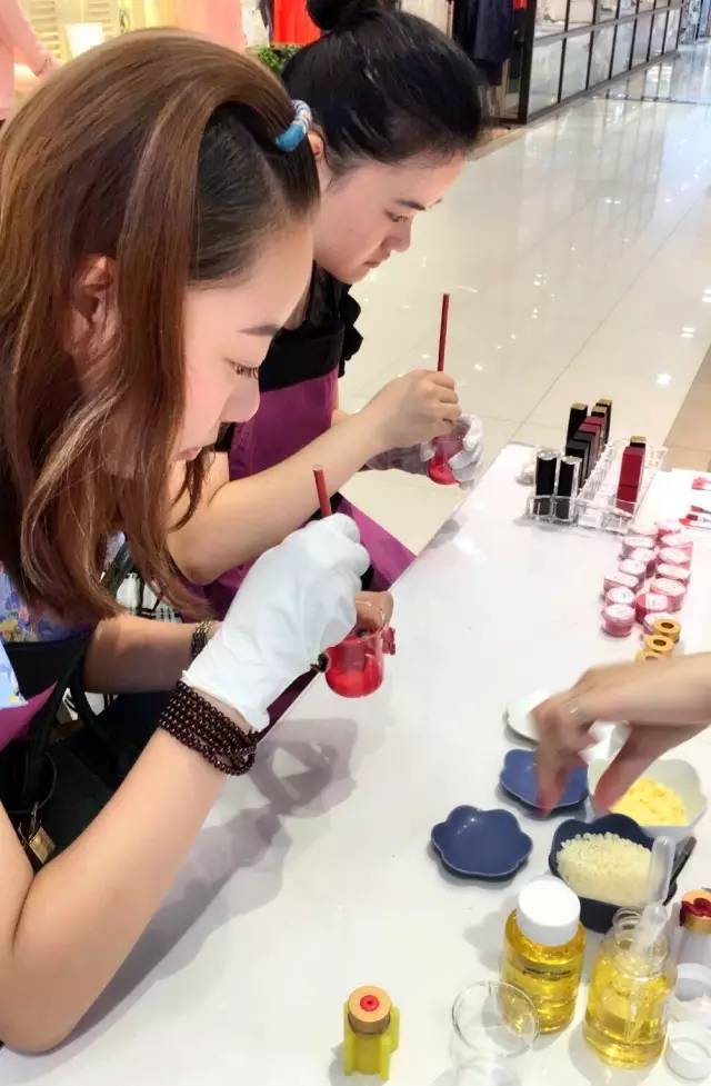 各位宝贝儿都好认真的学习,diy出美美的口红