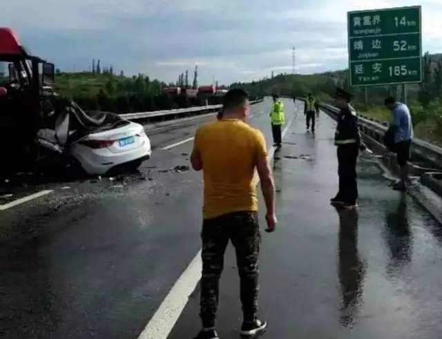 土右一家人开车在包茂高速发生车祸,事故造成车内的二