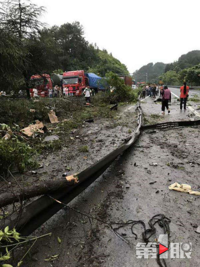 【事故】早上重庆一高速发生车祸 2人死亡8人受伤