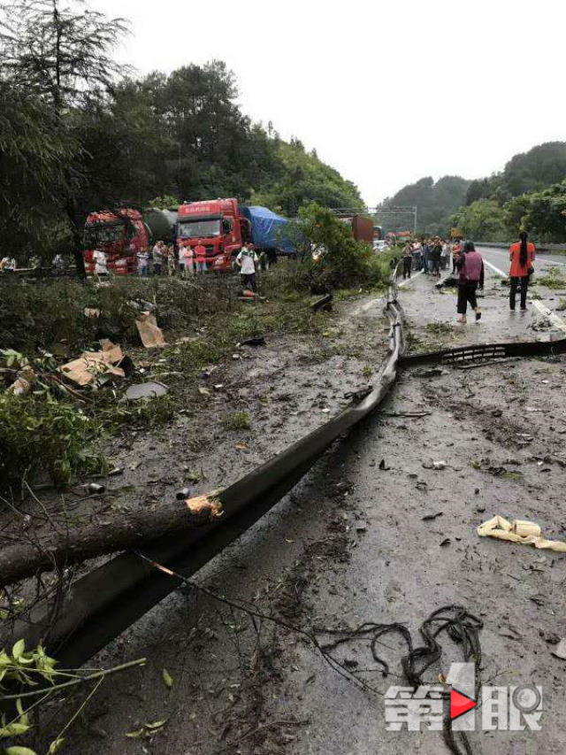 8月25日6时32分许,包茂高速公路出城方向大观路段,一辆拖挂车与护栏