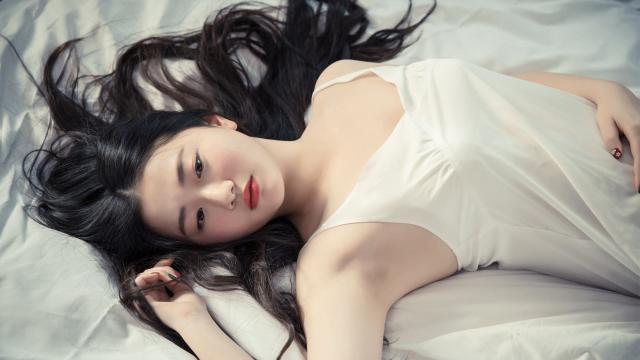 两个女生相扑站一排猜成语_两个女生动漫图片