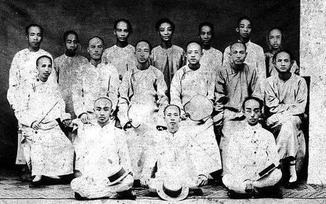 1902年,汪兆铭,朱执信等人在广州组织群智社.