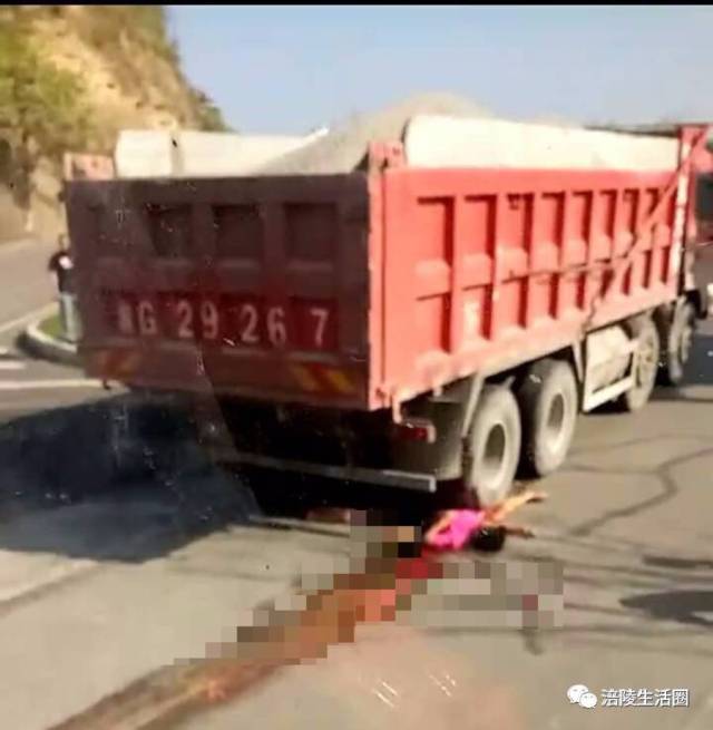 惨不忍睹!涪陵白涛发生一起车祸,女子当场被压成肉饼!