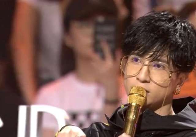 薛之谦怒摔话筒,陈晓和粉丝纷纷表示力挺