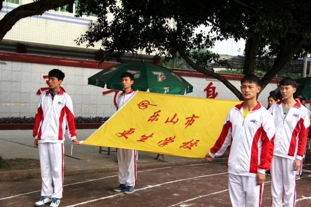 肩上一抹绿色相当亮眼 也是一款看起来活力满满的校服 草堂高中 ▼