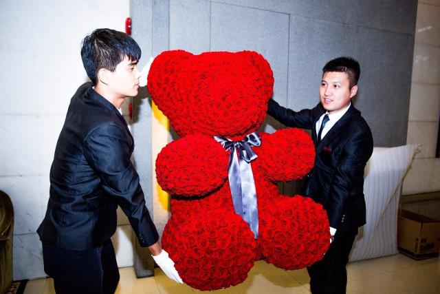 开门有京喜!9万的roseonly玫瑰熊,两位高颜值帅