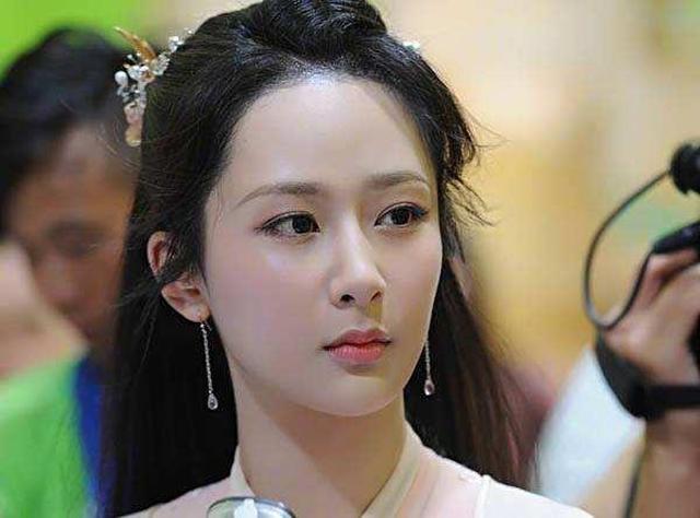 同样扮演小雪,杨紫红透半边天,她作品不断却无人关注!