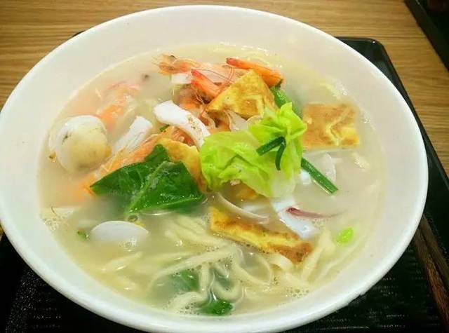 这家店装修比较日式,环境干净简洁卫生,招牌海鲜面35一碗,面汤浓郁鲜