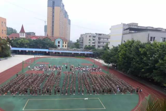 8月20日至27日,犍为外国语实验学校为期一周的新生军训,在隆重的检阅