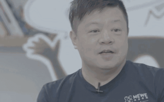 在《奇葩说》中,马东仿佛人肉弹幕一样,经常用黄暴又不低俗的段子