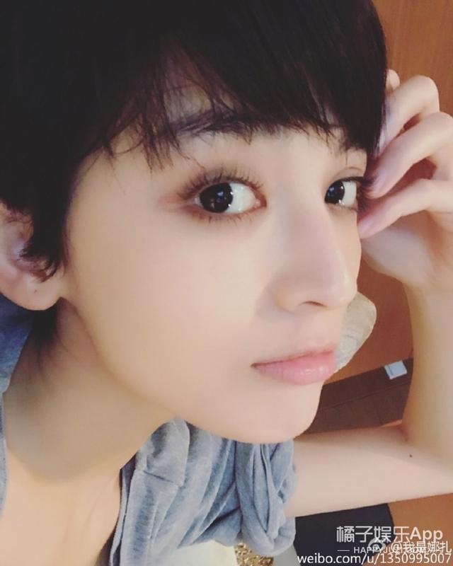 还别说.假小子的发型配上这张小女生的俏脸,还挺可爱!