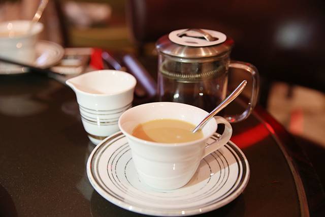 bar吃早茶,服务员会很贴心地询问客人地意见,端上一壶茶,一杯咖啡或者