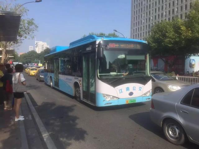 再后来,雅高巴士被收购,加上线路优化,游1路改名成了201路,线路也从