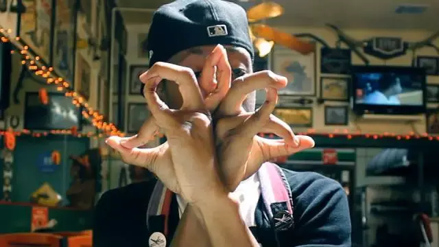 国外手指舞网红手速惊人,1秒变幻5个动作,简直是人体万花筒 -娱乐频道-手机搜狐