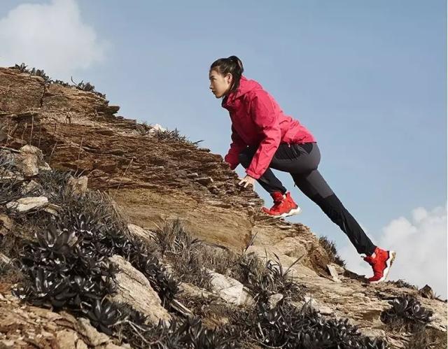 户外运动中突然抽筋,该怎么处理?