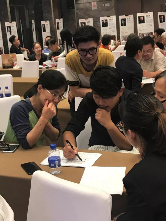 博洛尼高级主任级设计师王猛为业主分析讲解双清苑小区的主力户型.