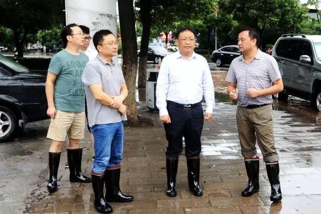 ,副郝传宝在现场指挥抗洪抢险工作.