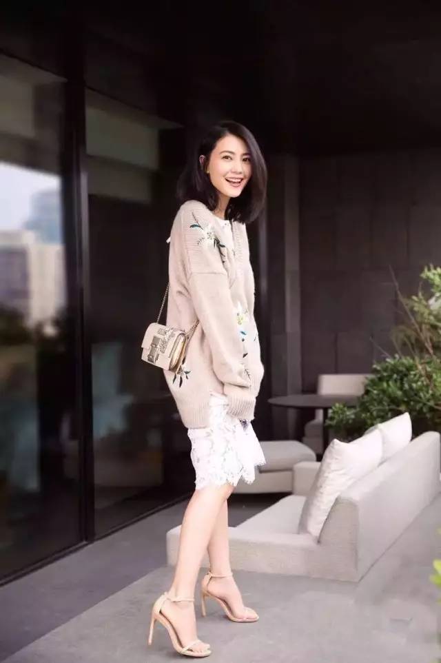 宋佳一身黑白搭配,一字带简约款粗跟凉鞋,黑白印花的设计抢眼又帅气