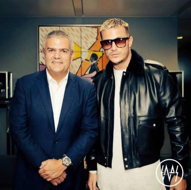 EDM Trap巨星DJ Snake登上凯旋门顶部演出是