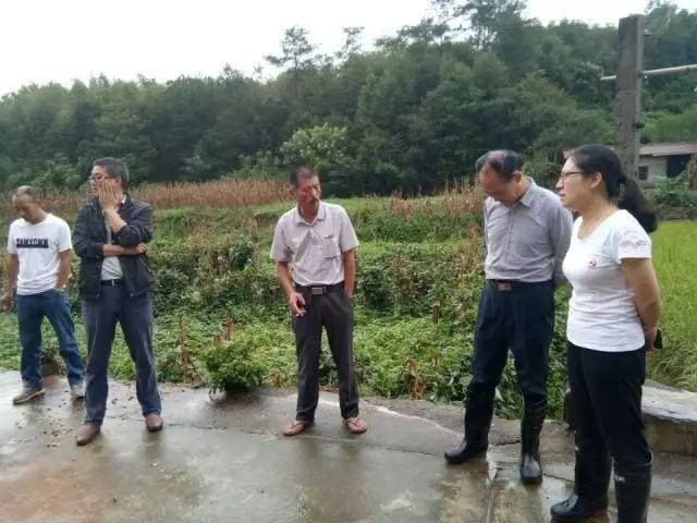 ,副郝传宝在现场指挥抗洪抢险工作.