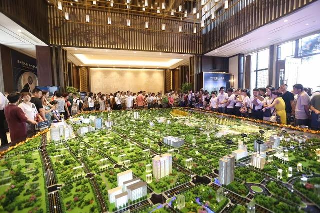就在这同一个地方,相继见证了中梁·滨江首府,中梁·御湖东岸,中梁