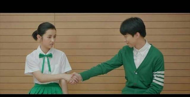 王俊凯要握手，张子枫的手却不敢向前伸!-娱乐频道-手机搜狐