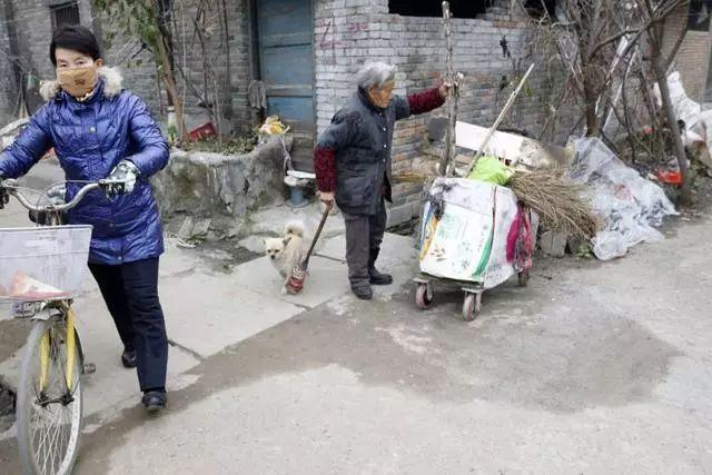 又遇到你:捡垃圾的老太太,多少人曾爱慕你年轻时的容颜