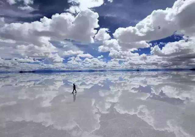乌尤尼盐沼(西班牙语:salar de uyuni)又名"天空之镜",位于玻利维亚