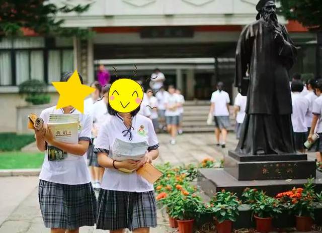 顺德呢间学校嘅校服竟然变成甘?真心怀念当年嘅蓝白校服.