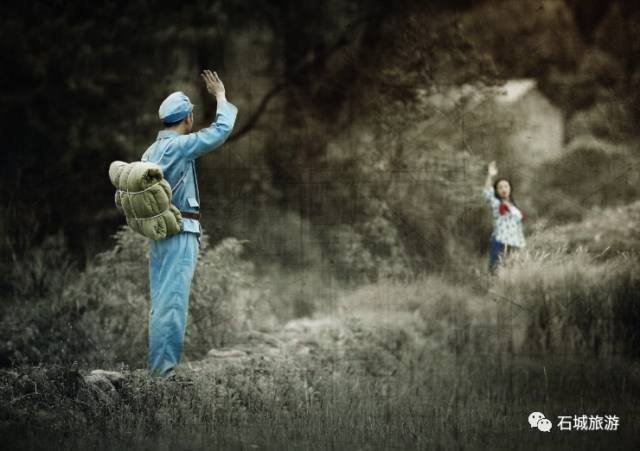 白军连长和还乡团团总,大地主曾衍昌眼看硬的不行,便下令火烧区政府.