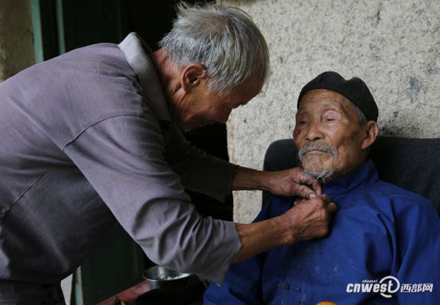 汉中百岁老人给儿子做饭:他种地放牛太累我要帮他