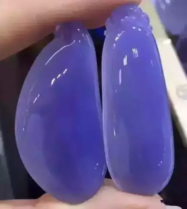 翡翠 其实颜色也有很多不同的 通常分为五种: 粉紫,蓝紫,红紫,皇家紫