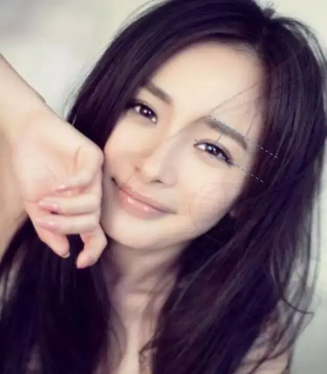 杨幂的眉眼距离不远也不近,整体比例不说完美,离完美应该也不远.