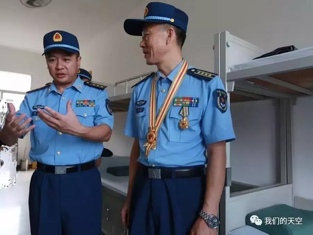 旅政委田新在黄继光床前为李中华讲述连队用英雄精神铸魂的具体做法