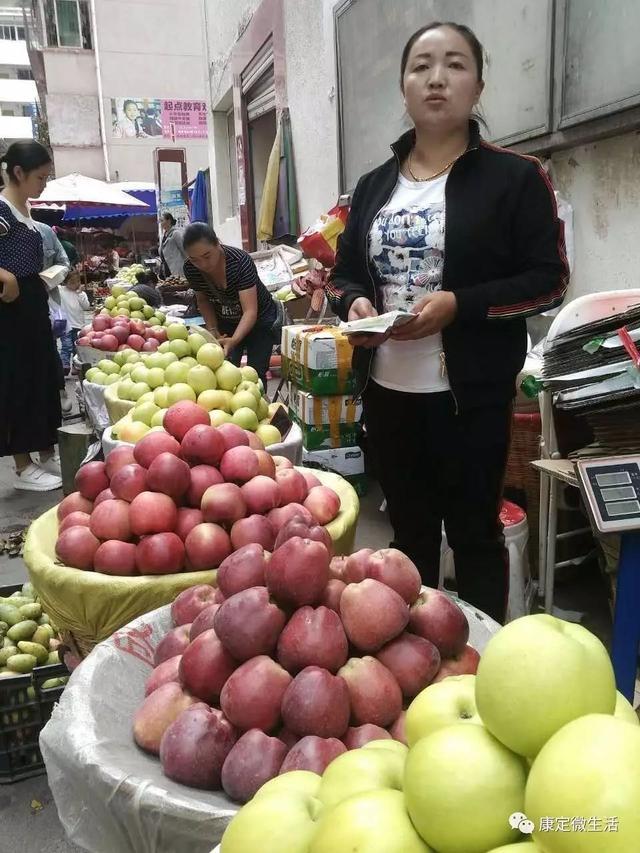 现在市场规范化,卖苹果不能在街头随意摆放,在菜市场旁边,已经是这样