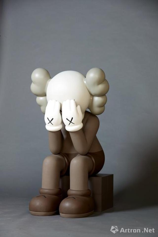 kaws作品《seated companion》以220万元落槌 被场内藏家购得