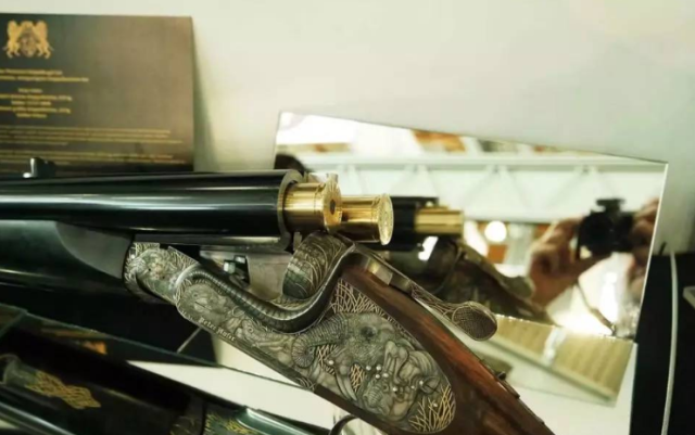 该枪发射的四号霰弹原型是用25克黑火药充当发射药,独头弹丸重达200克