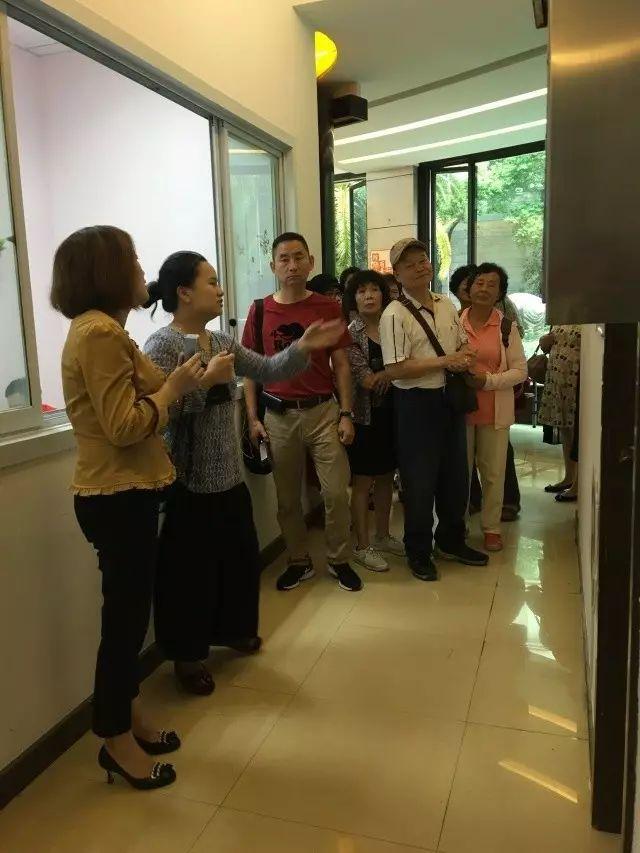 帮 互交流共进步 参访团一行时逢梅芳里居委会开展共度中秋手工烘焙
