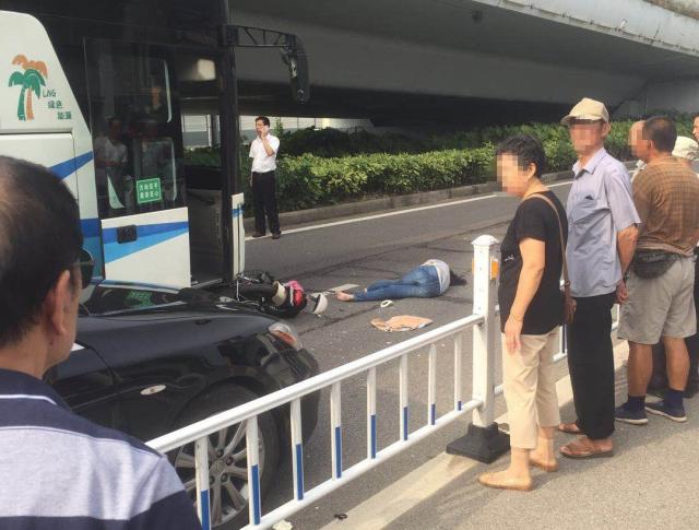 杭州大巴撞上电瓶车 女子重伤