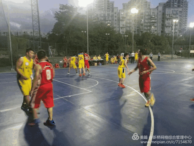 双方都是灵活的走位加上训练有素的挡拆传球进攻是游刃有余 这场比赛