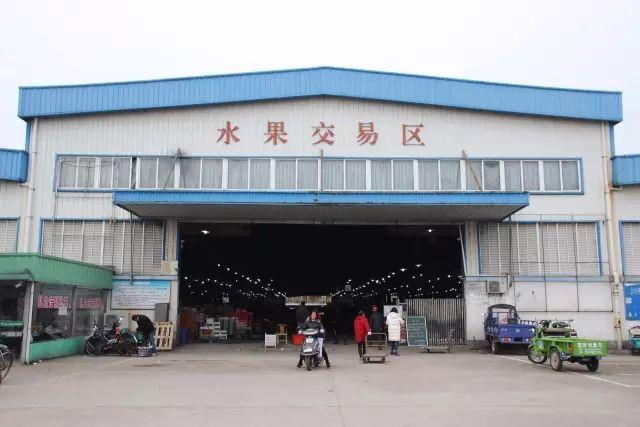 慈溪水果批发市场位于北二环东路和胜陆高架交叉口处(农批市场内)