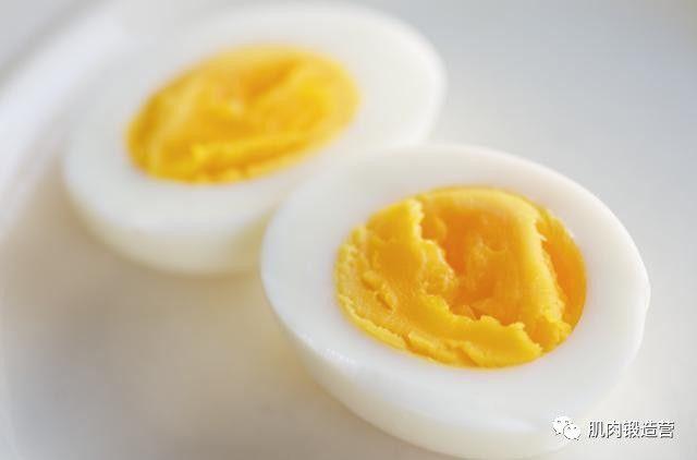 最好吃水煮蛋,卤蛋和煎蛋都含有太多热量,而且营养含量都不及水煮蛋