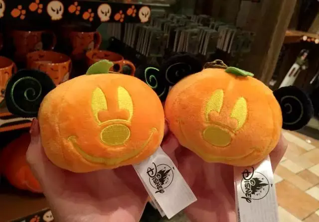 复古钥匙圈,米奇,米妮,南瓜和刻有disney的铭牌都在一串上,价钱也不是