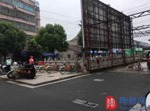 地点:宜兴市张渚渚花园桥东南侧,此处被长年占道经营,行人走路都比较