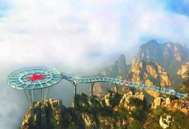 全国最长最刺激的玻璃栈道 棋盘陀玻璃栈道 坐落在河北保定市狼牙山