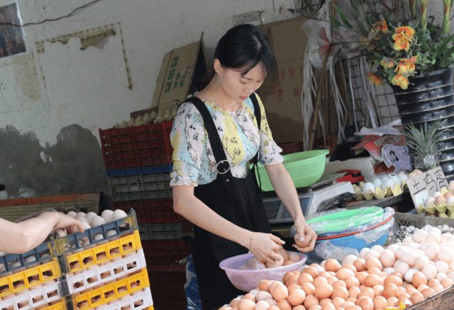 两姐妹初中毕业去农村集市卖鸡蛋,月入过万元!