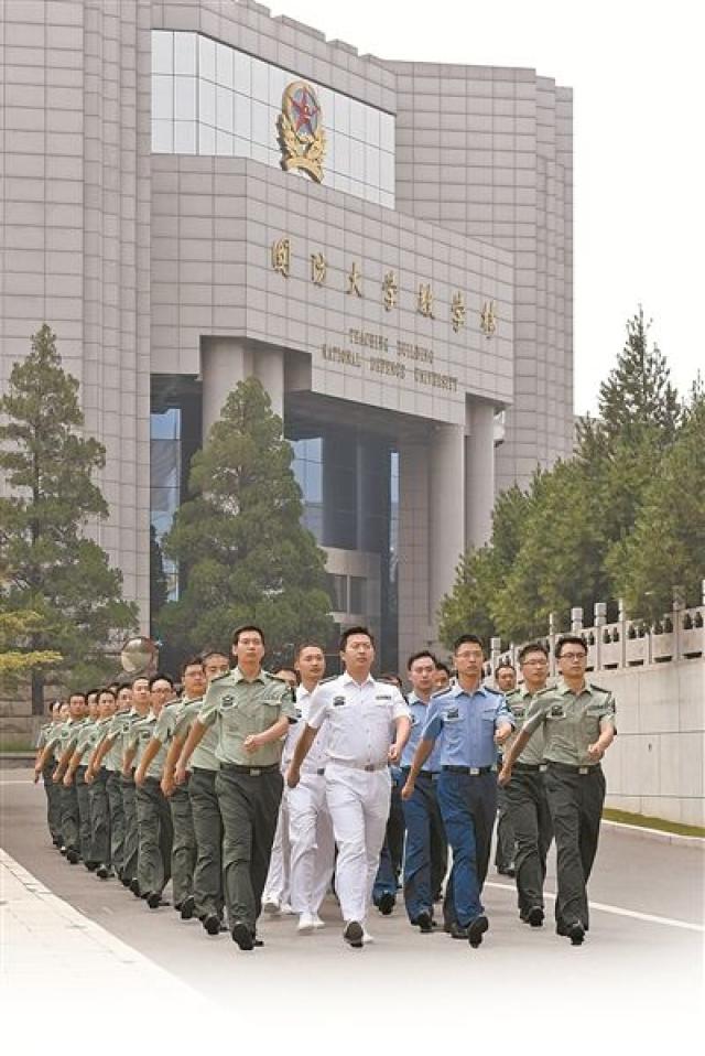 解放军报 - 中国军网  2016年3月23日,习主席视察国防大学并接见