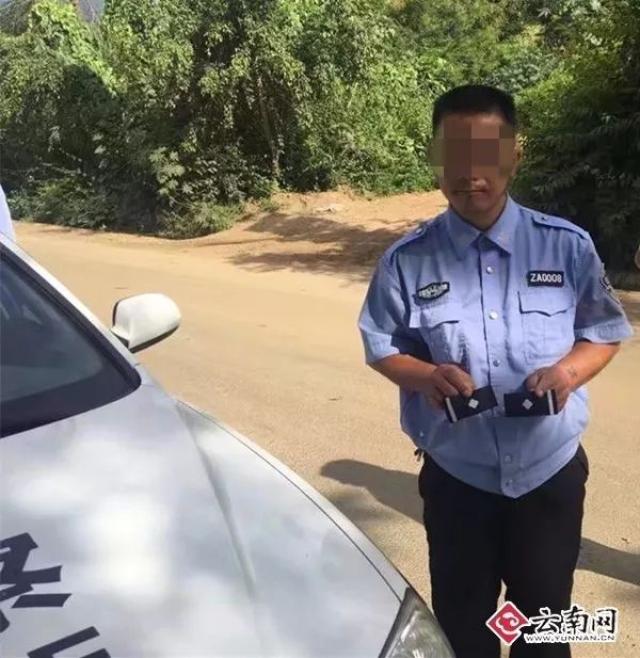 云南一男子买身警服穿上还违法载人被查