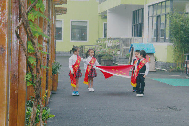 节即将到来,2017年9月26日上午,徐泾第二幼儿园举行了"迎国庆,国旗下