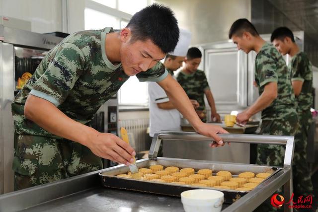 武警部队官兵自制月饼庆中秋节